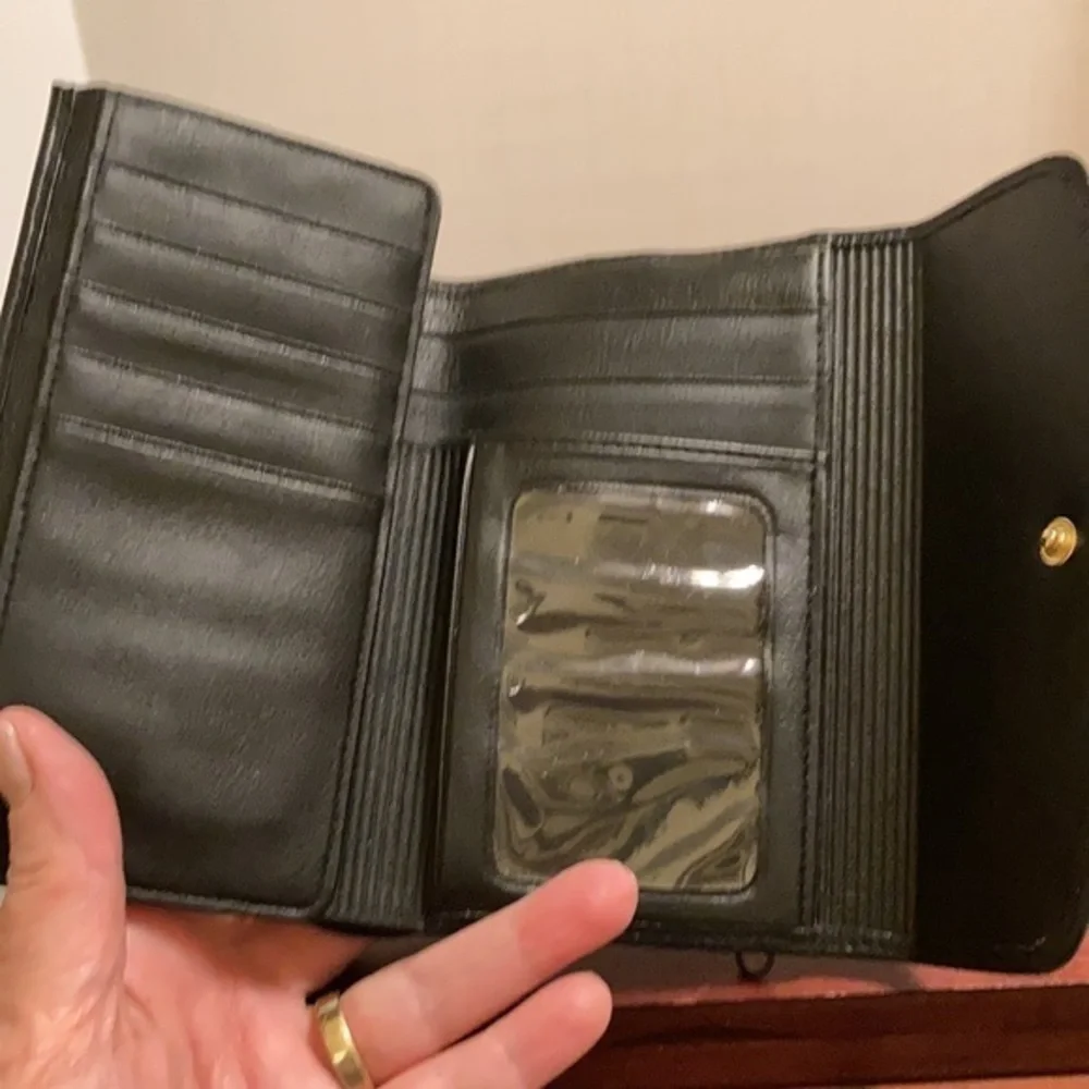 Buxton women’s black leather multiple compartment wallet